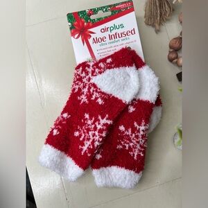 Brand New-Airplus Aloe Infused Snowflake Socks